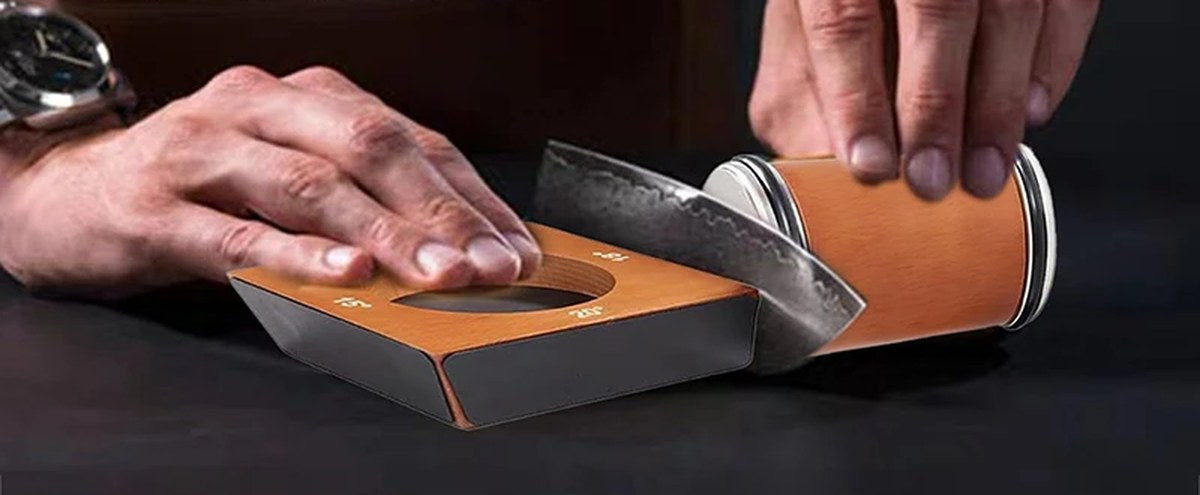 Ein Messer mit dem Rollschleifer und seiner Basis schärfen